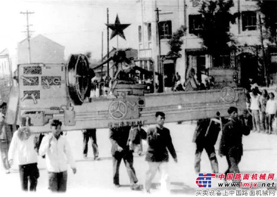 80年了，我们从未忘记！徐工集团王民作为江苏代表撞响和平大钟！ 