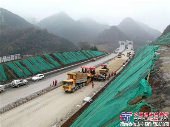贵州六威高速路面二标水稳大厚度压实32公分试验段摊铺中