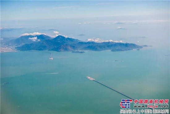 辉煌中国 荣耀中大 ——中大机械摊铺机圆梦港珠澳大桥 