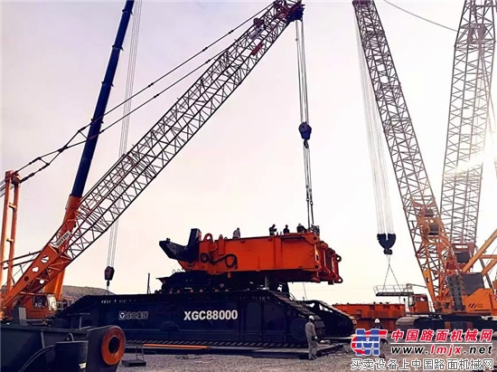 “世界第一吊”徐工XGC88000履带吊和1250吨级履带吊联袂挑战世界超级工程！