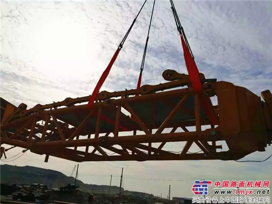 “世界第一吊”徐工XGC88000履带吊和1250吨级履带吊联袂挑战世界超级工程！