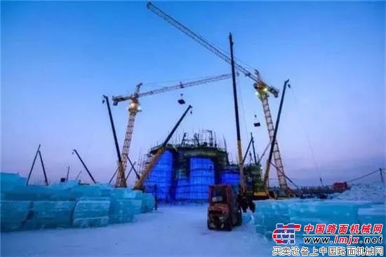 近百台徐工起重机建造梦幻冰雪城堡
