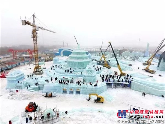 近百台徐工起重机建造梦幻冰雪城堡