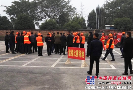 江苏骏马压路机为重庆市第八届筑路工职业技能竞赛加油助威！