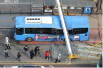 首尔一起重机起吊挖机时吊臂断裂砸中公交车 致1死15伤