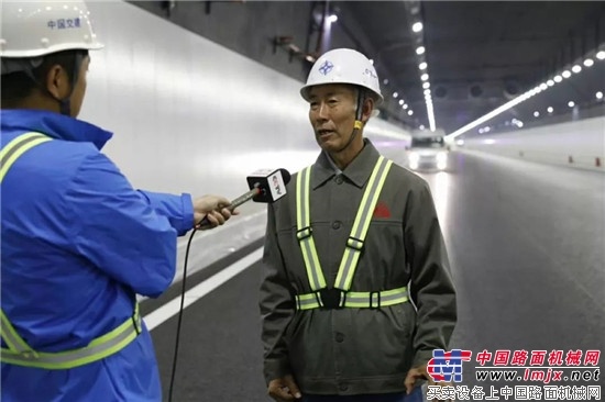中央电视台记者再赴港珠澳海底沉管隧道，为您探究优质路面究竟是怎样铺出来的？ 