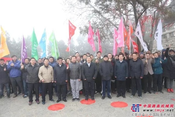 徐工道路：2018新年好！元旦登山节节高！ 