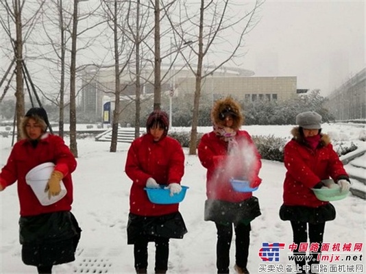 陕建机股份公司新年大除雪