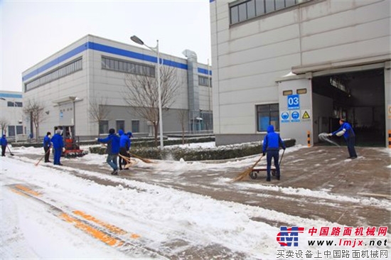 瑞雪兆豐年 勞動展風采 ——陝建機公司組織員工開展掃雪活動