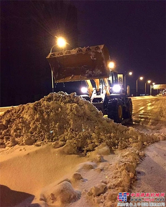 国机重工常林公司连夜出动数十台机械车辆参与道路清雪作业