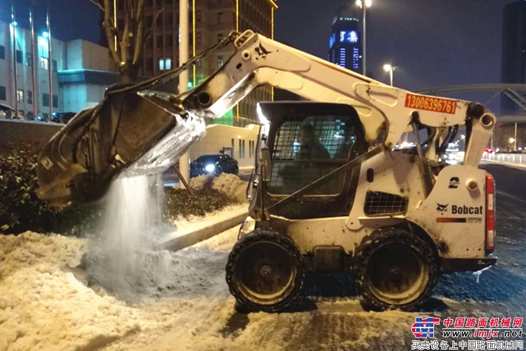 【时评】冰雪天气影响市民出行，工程机械人应该主动行动起来！