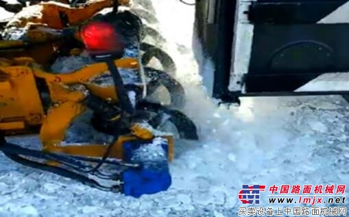 杭州突降大雪 美通多功能破冰除雪车成临安破冰清雪神器