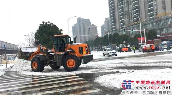 武汉持降大雪，英轩装载机助力市政铲雪行动