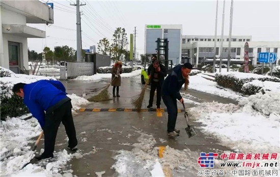 中联重科叉车变身铲雪车 抢险清障保平安