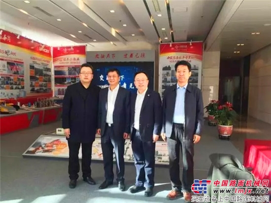 刘起涛董事长、陈奋健总裁参观中交西筑产品及业务展示