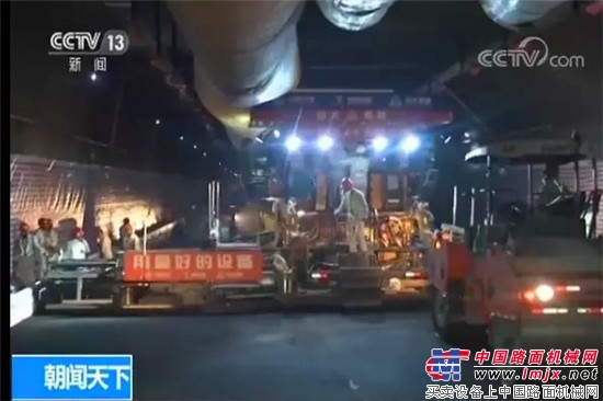 朝闻天下 难题攻克 中大机械20米超宽度摊铺机中国造