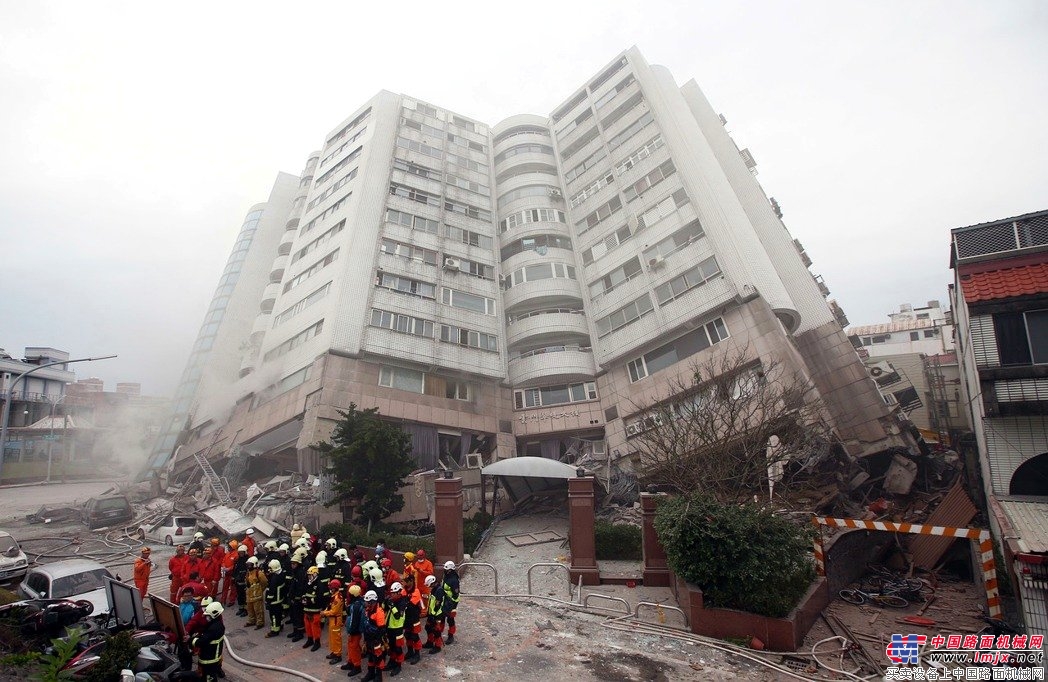 台湾花莲6.5级地震致2死214伤 工程机械人祈福