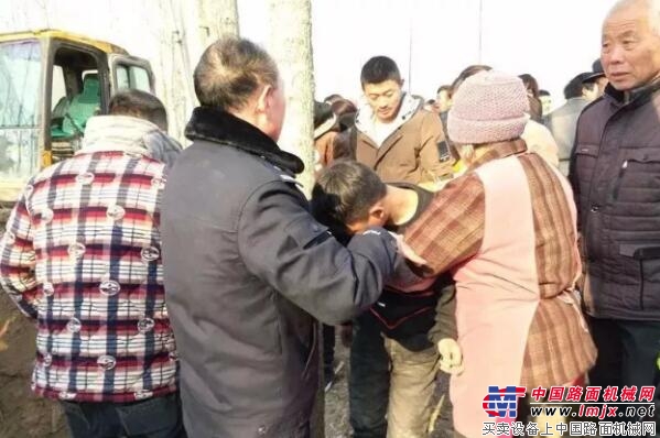 13岁小学生坠入河南郸城农田机井，挖掘机半小时救出