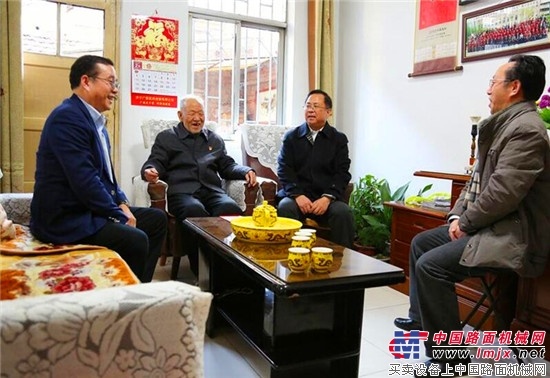 山东重工集团工会主席蒋力走访慰问山推离退休老党员