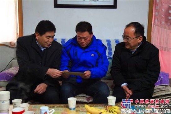 李德锁董事长看望慰问陕建机股份困难党员和职工