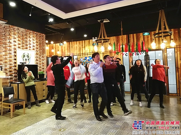 用心前行 筑梦远航 中国路面机械网&机友会举行2018年年会