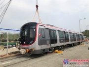 “中車四方造”地鐵列車運抵香港 今年年底開跑