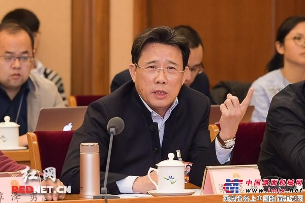 梁稳根代表的2018小目标：口袋里的存款比贷款多