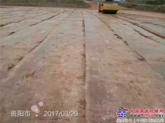 中大机械YZ36成都天府机场土石方填筑碾压应用