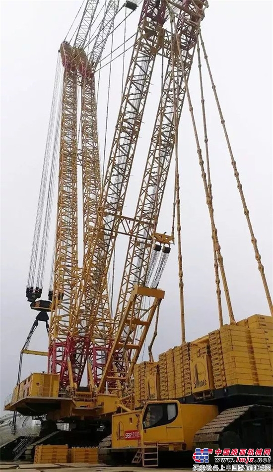 世界最大能级履带吊徐工XGC88000（4000吨）空降这里！