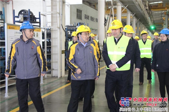 中国铁路南昌局集团有限公司副总经理黄少雄一行到访山东临工