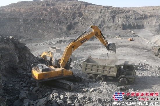 雷沃FR480E挖掘機裝備群“馳騁”內蒙古露天煤礦