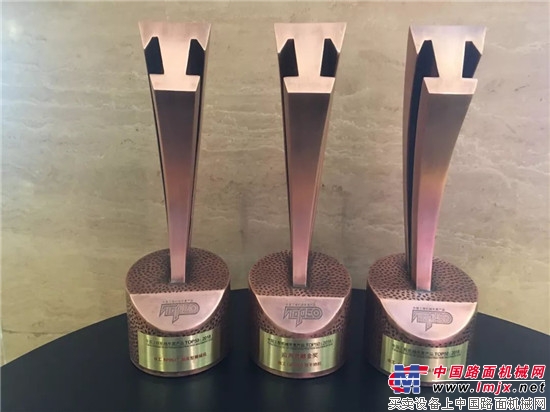 徐工道路机械三款产品荣膺“中国工程机械年度产品TOP50（2018）”大奖 