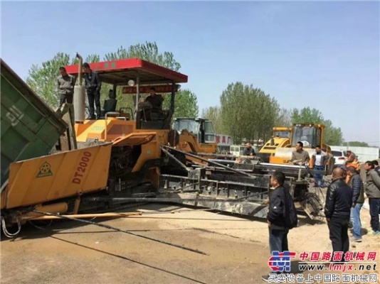 单县公路局领导对中大水稳大厚度摊铺碾压设备在菏泽S518砀单线施工效果给予了高度评价！ 