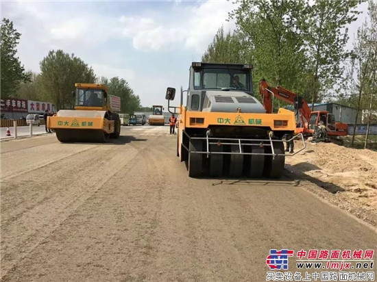 单县公路局领导对中大水稳大厚度摊铺碾压设备在菏泽S518砀单线施工效果给予了高度评价！ 