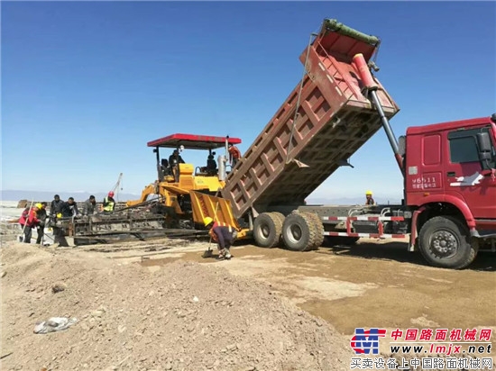 中大抗离析基层大厚度摊铺、压实工法助力新疆伊犁G577改扩建项目 
