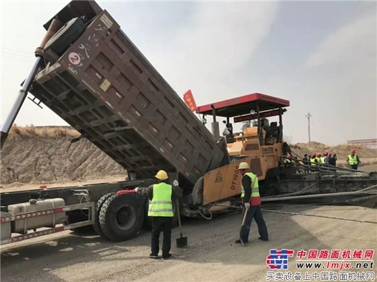 中大水稳大厚度摊铺、压实工法助力国道303线凤凰岭至天山段建设 