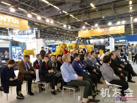中国工程机械工业协会祁俊会长一行莅临山推展台调研指导