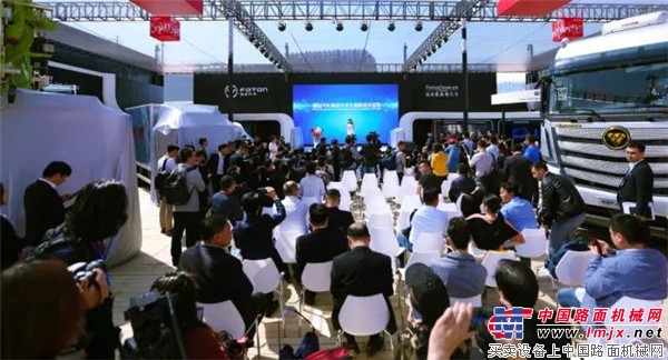 雷萨25X5起重机北京车展震撼首发！