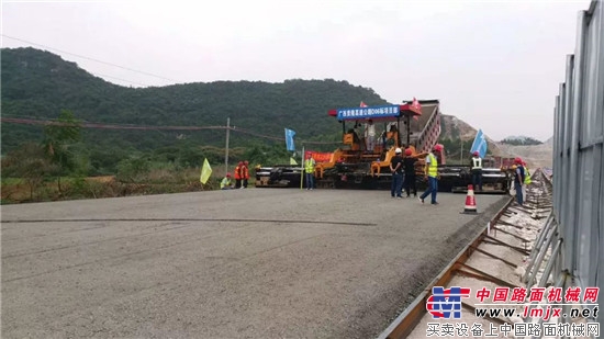 广西贵隆高速D05标段底基层实验路顺利开铺！