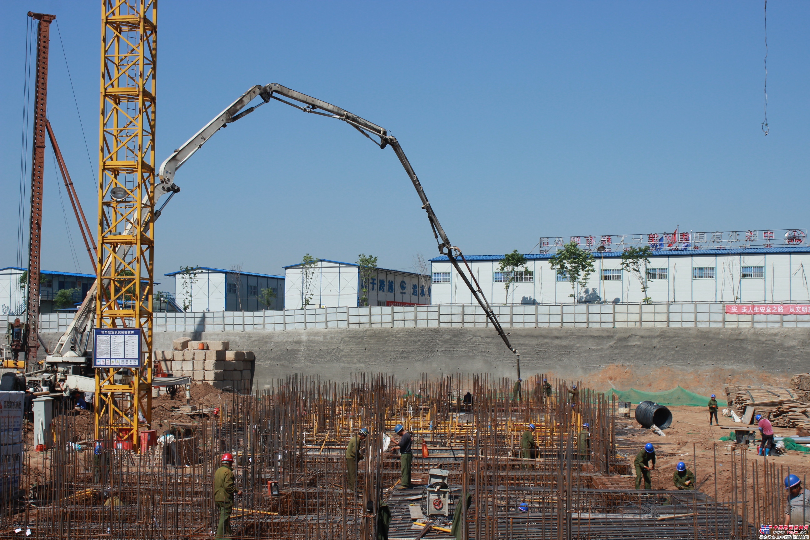 中铁北京工程局一公司西安中铁新城项目部8号楼 西单元筏板基础浇筑完成