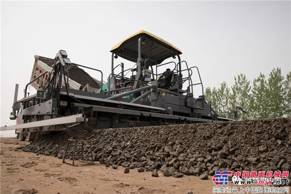 福格勒 S 1880 L 摊铺机在许昌CTB大厚度水稳层项目中表现出色