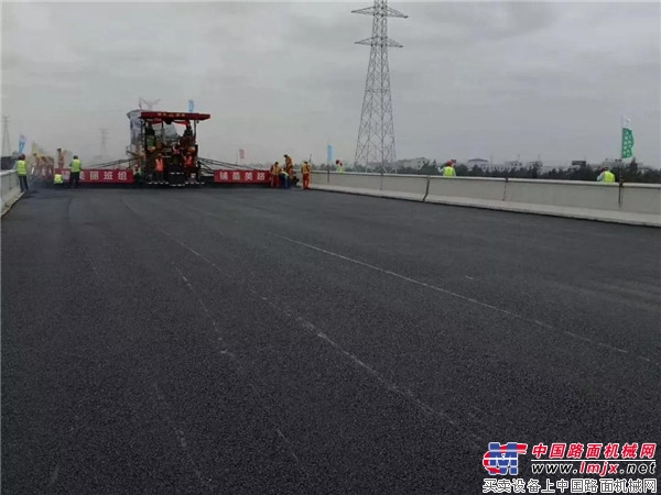 中大機械浙江沿海高速台州灣大橋及接線工程LM1標中麵層全幅15.1米寬攤鋪效果
