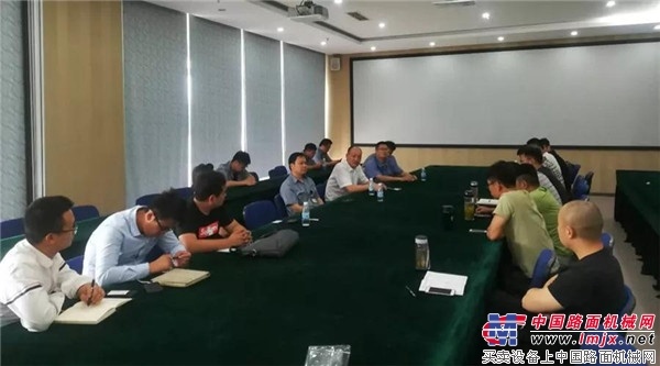 常林公司组织召开挖掘机培训会议
