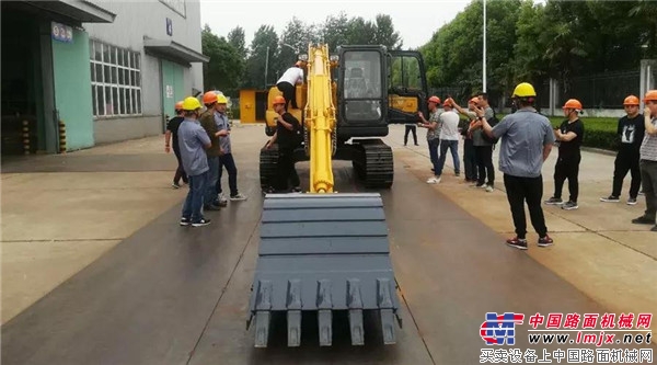 常林公司組織召開挖掘機培訓會議