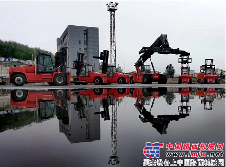 卡尔玛交付中国区首批智选系列叉车至大连港散杂货码头公司