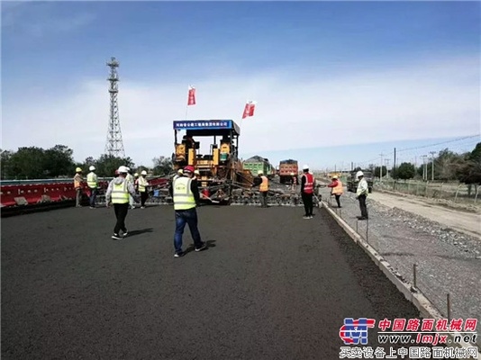 中大抗离析摊铺机连霍高速G30乌奎段改扩建项目第八标段水稳开始摊铺 