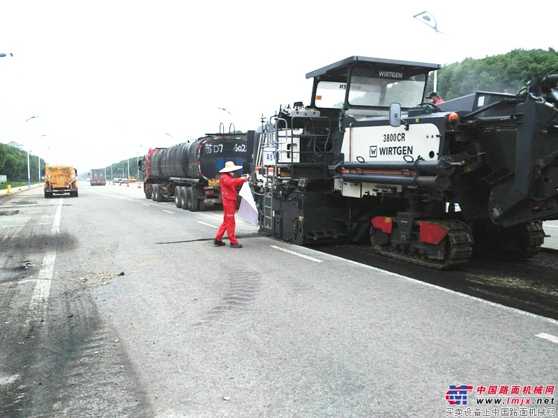 【工地报告】青岛曼特陆达牌水泥撒布车在无锡太湖景区梅梁路旧路翻新工程的应用