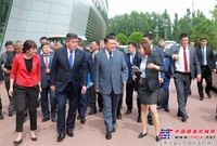 吉尔吉斯斯坦总统一行访问北汽研发基地并参观福田汽车产品