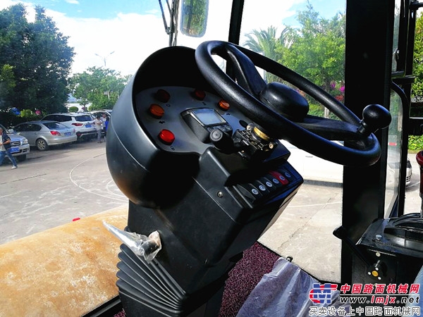 厦工全液压双驱单钢轮振动压路机XG622H：道路施工的压实利器
