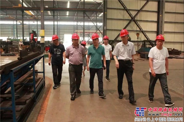 中国工程机械工业协会会长祁俊一行到晋工参观指导